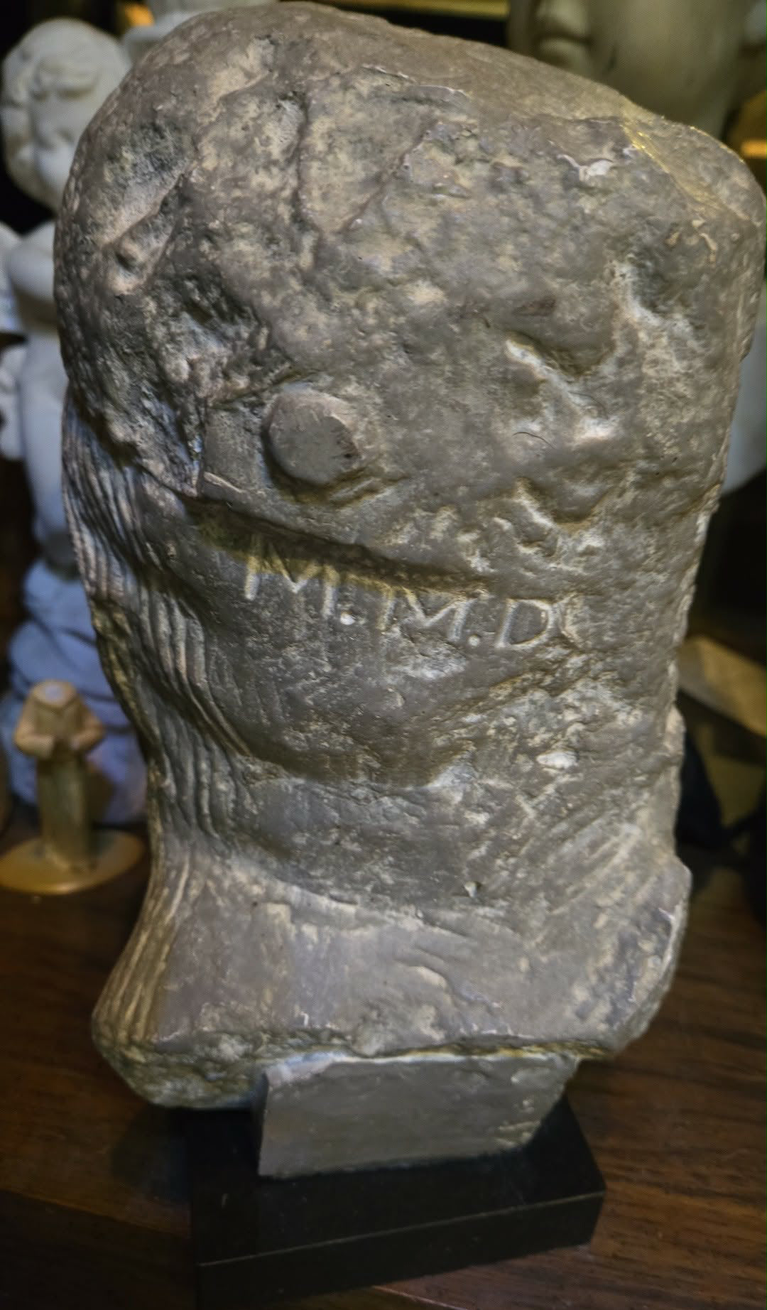 Tête assyrienne Musée du Louvre vers 1950.