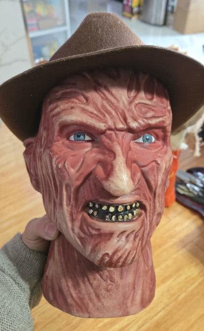 Tête de Freddy Krueger signée par Robert Englund