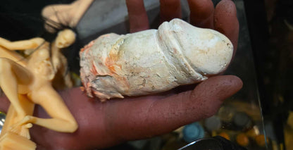 Phallus en plâtre par un artiste