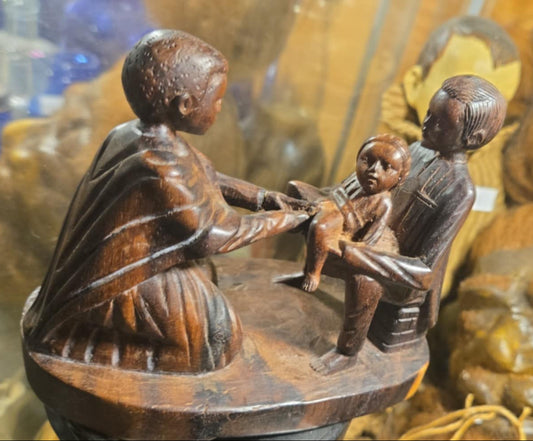 Sculpture de bois vintage démontrant une circoncision