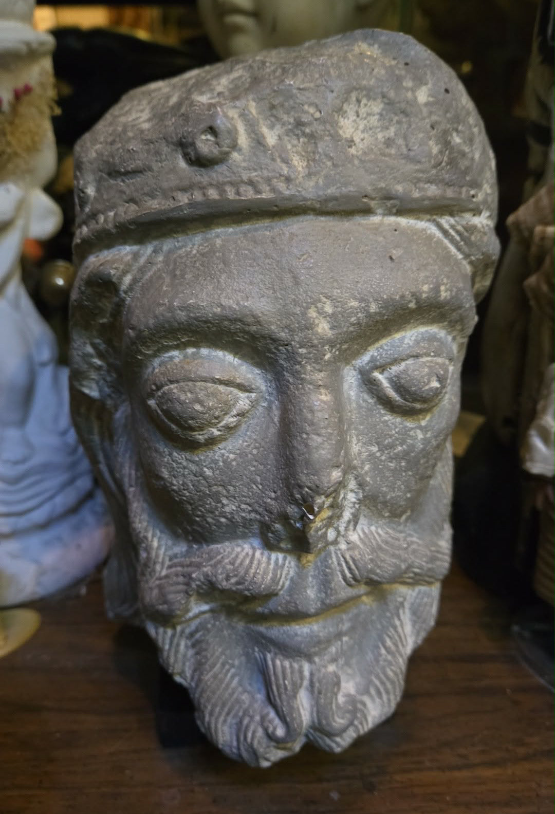 Tête assyrienne Musée du Louvre vers 1950.