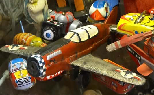 Jouet antique en métal avion de chasse militaire P-40 Warhawk