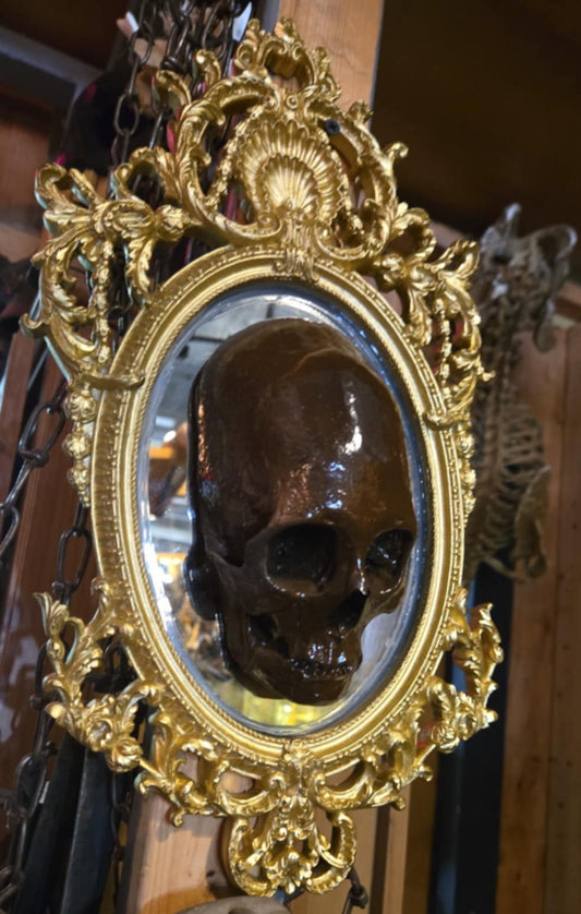 Sculpture crâne dans un miroir doré par Pat Fortin