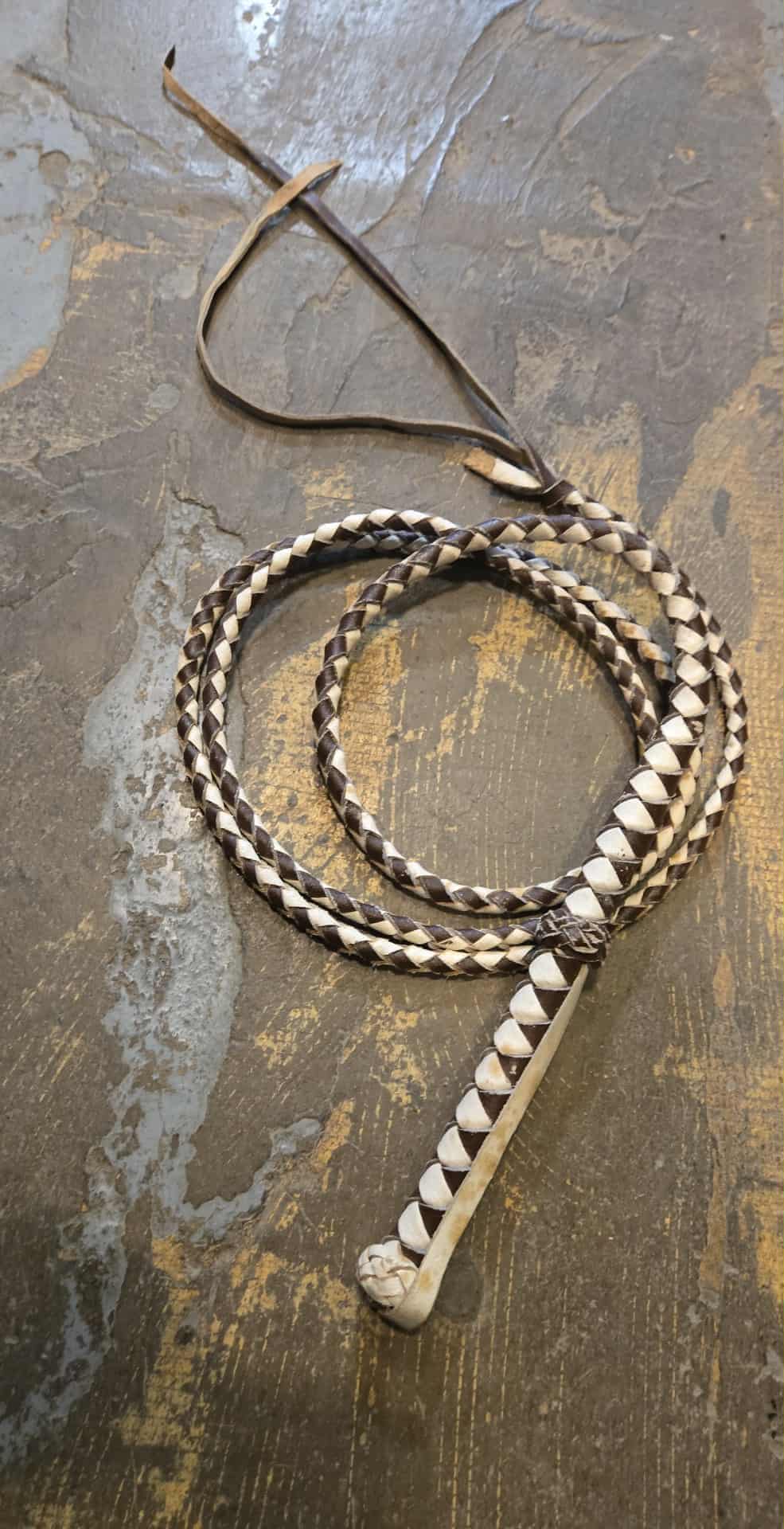 Fouet de cuir tressé.