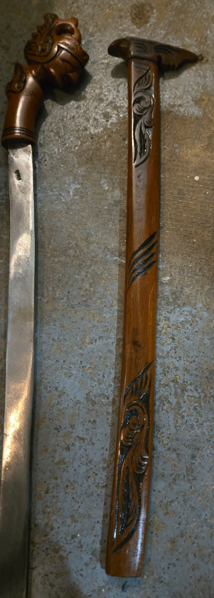 Sabre indonésien antique et fourreau original en bois