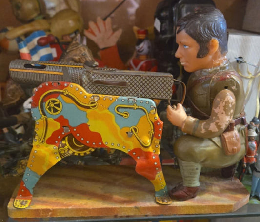 Masudaya / Modern Toys mitrailleur mécanique vintage en métal.