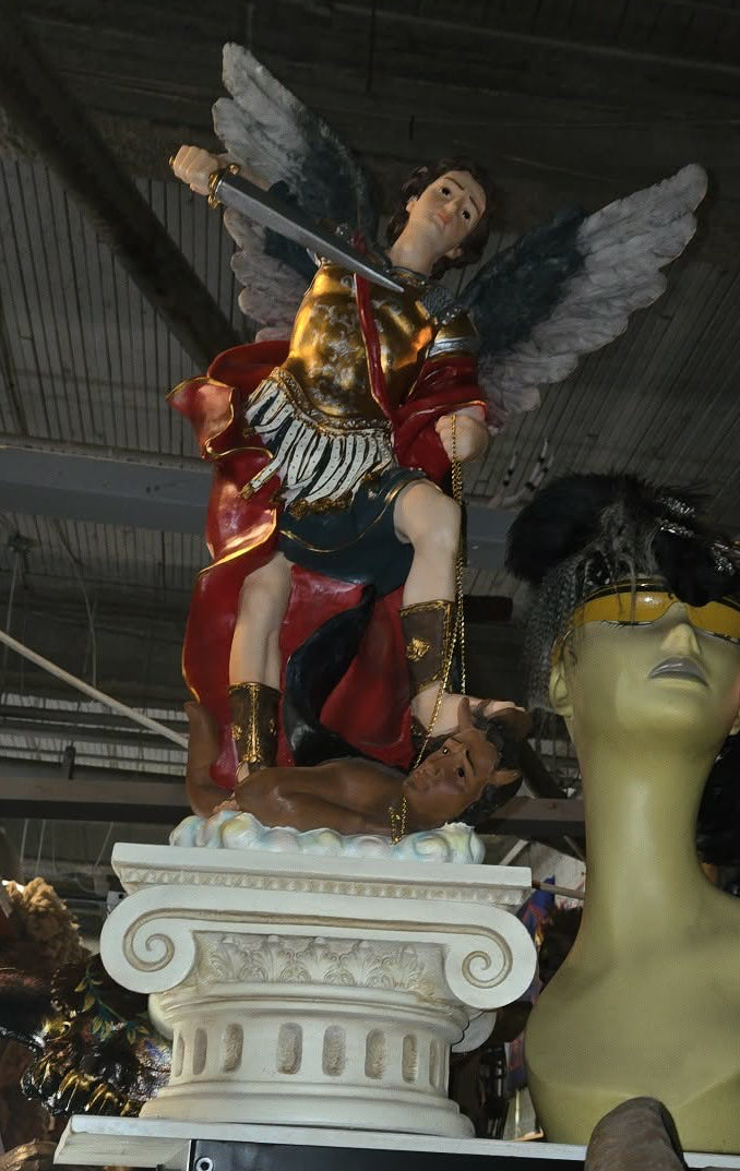 Statue de l'Archange Michael contre Lucifer.