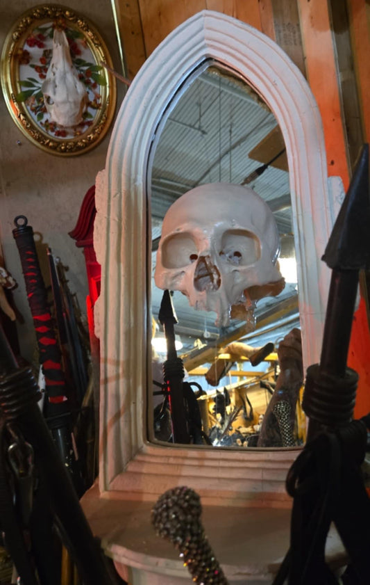 Sculpture crâne dans un miroir blanc par une artiste