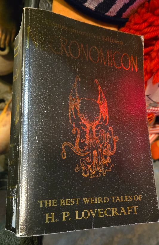 Livre Necronomicon  HP Lovecraft couverture souple