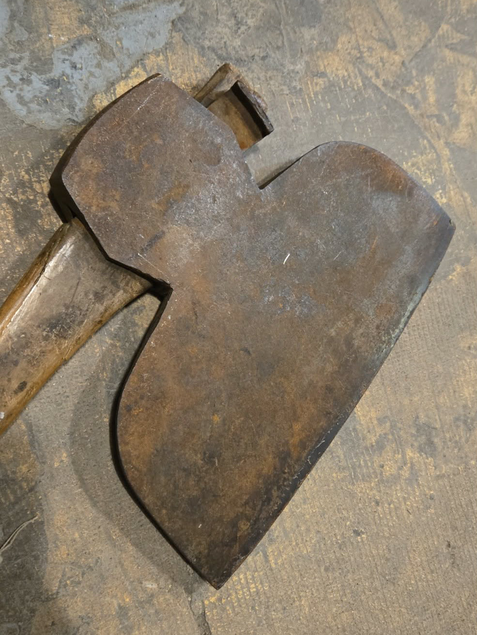 Hache antique à équarrir