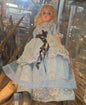 Poupée ancienne à la robe bleue