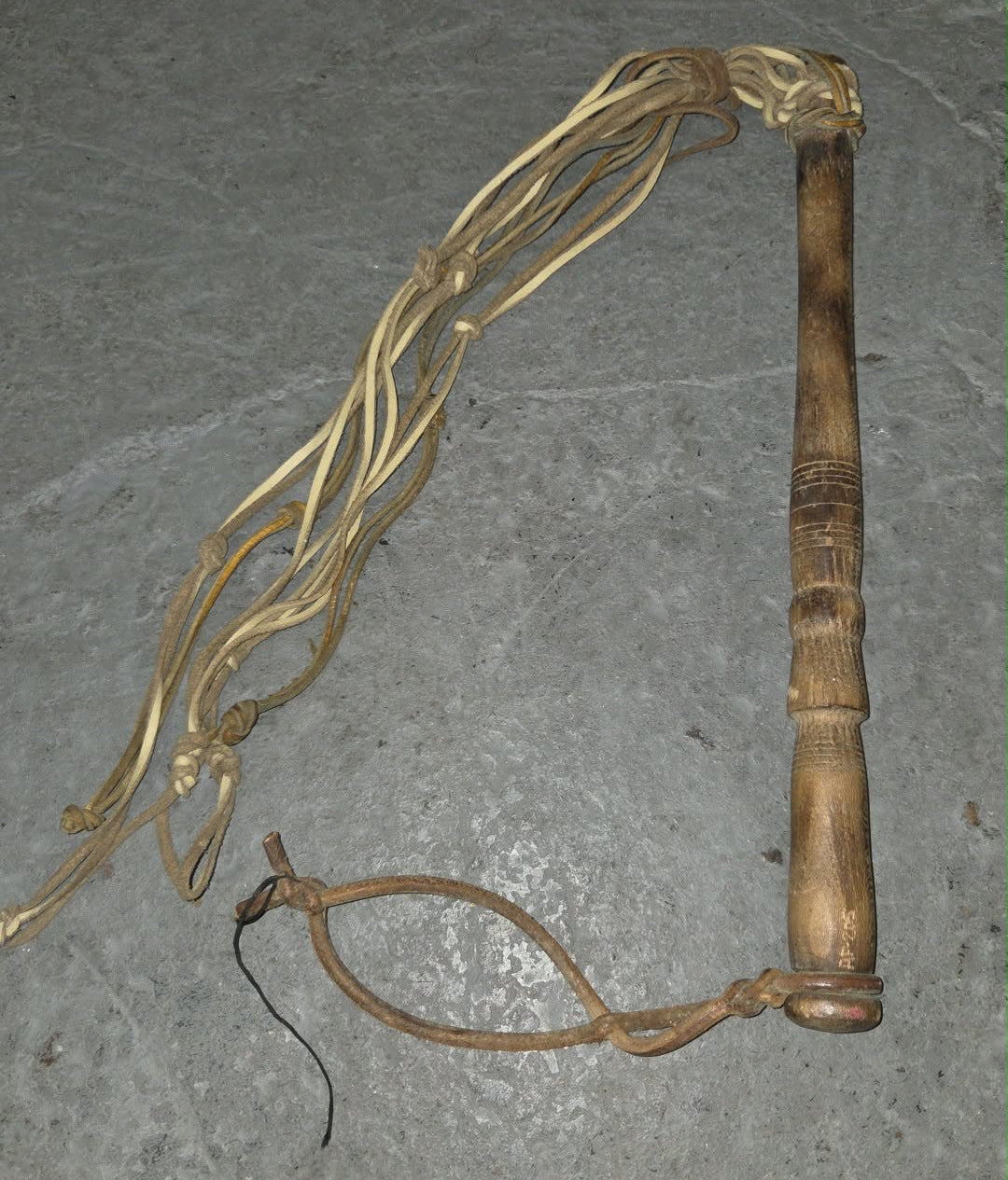 Fouet ancien en bois