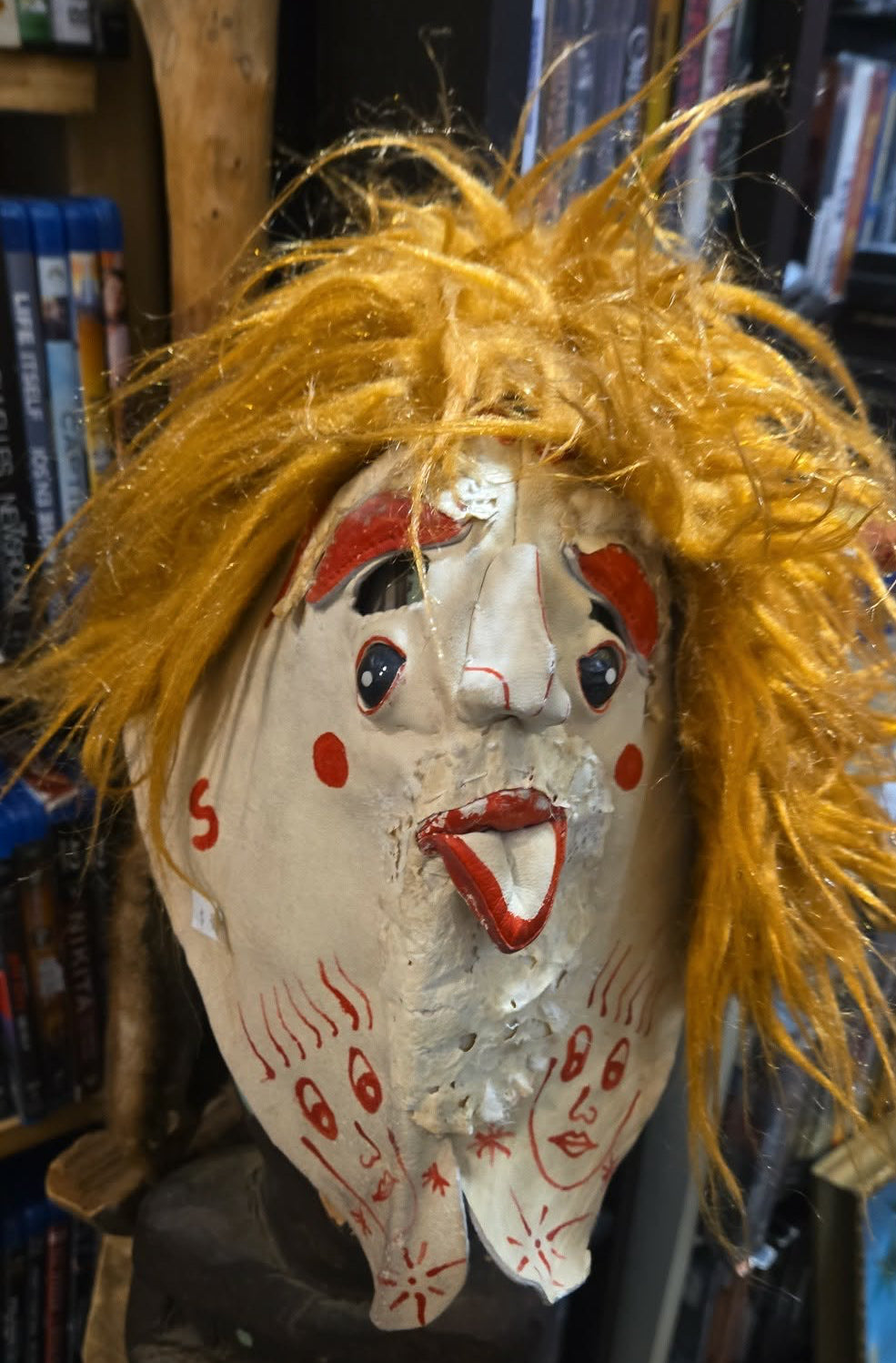 Masque en cuir créé par un artiste du Pérou