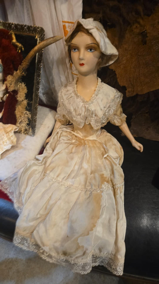 Poupée antique "Boudoir Bed Doll" en porcelaine