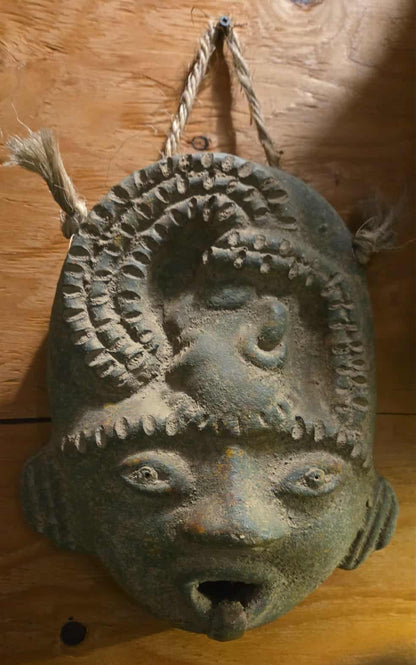 Masque africain antique en terre cuite