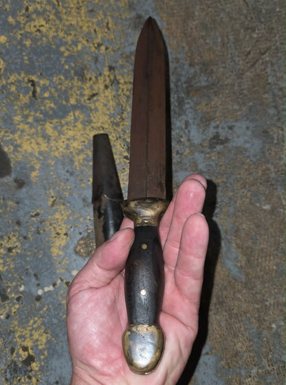 Dague et fourreau antique
