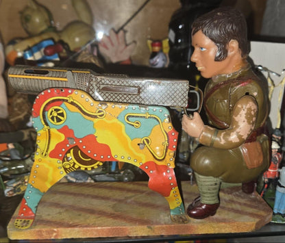 Masudaya / Modern Toys mitrailleur mécanique vintage en métal.