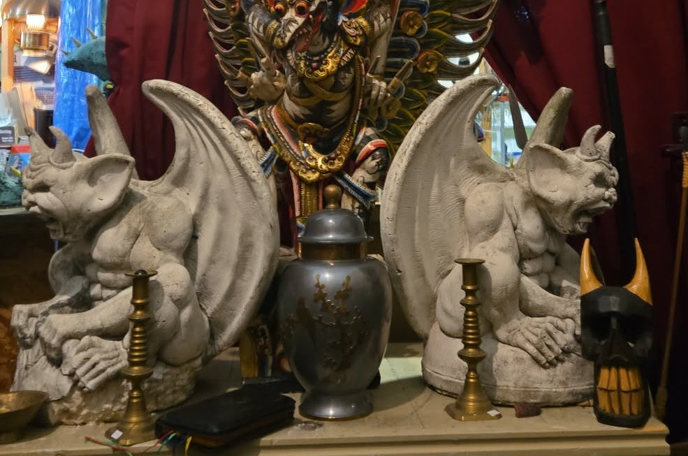 Démons grotesques (gargouilles) statues en béton