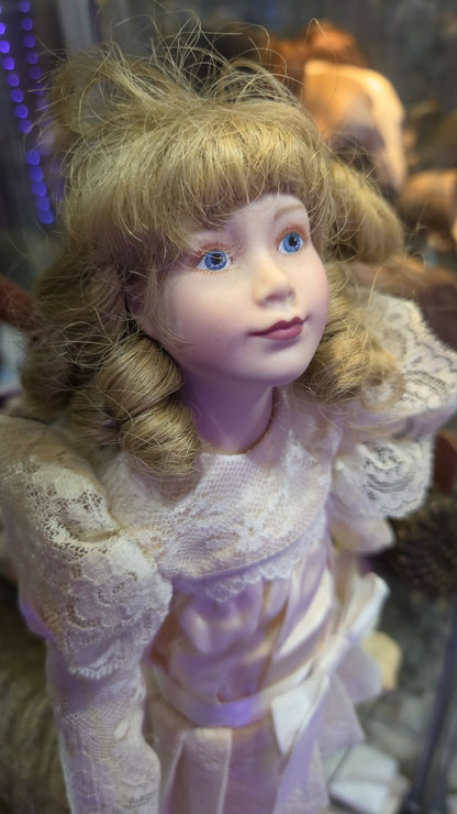 Poupée vintage en porcelaine