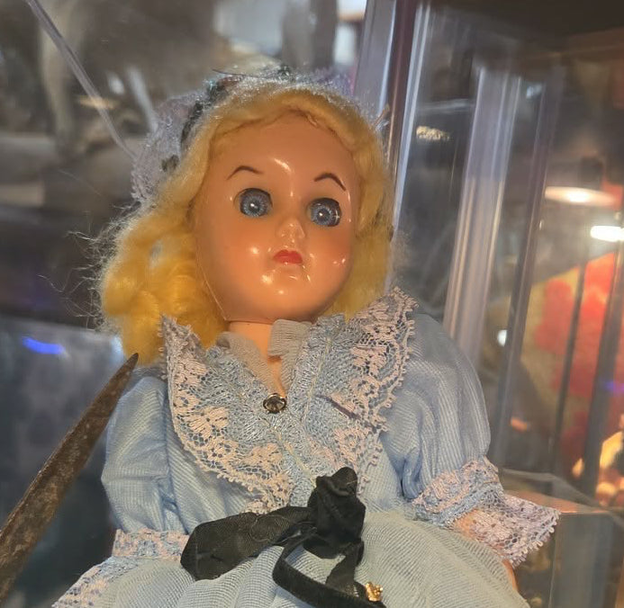 Poupée ancienne à la robe bleue