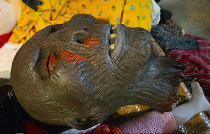 Tête de zombie en foam latex et latex par un artiste