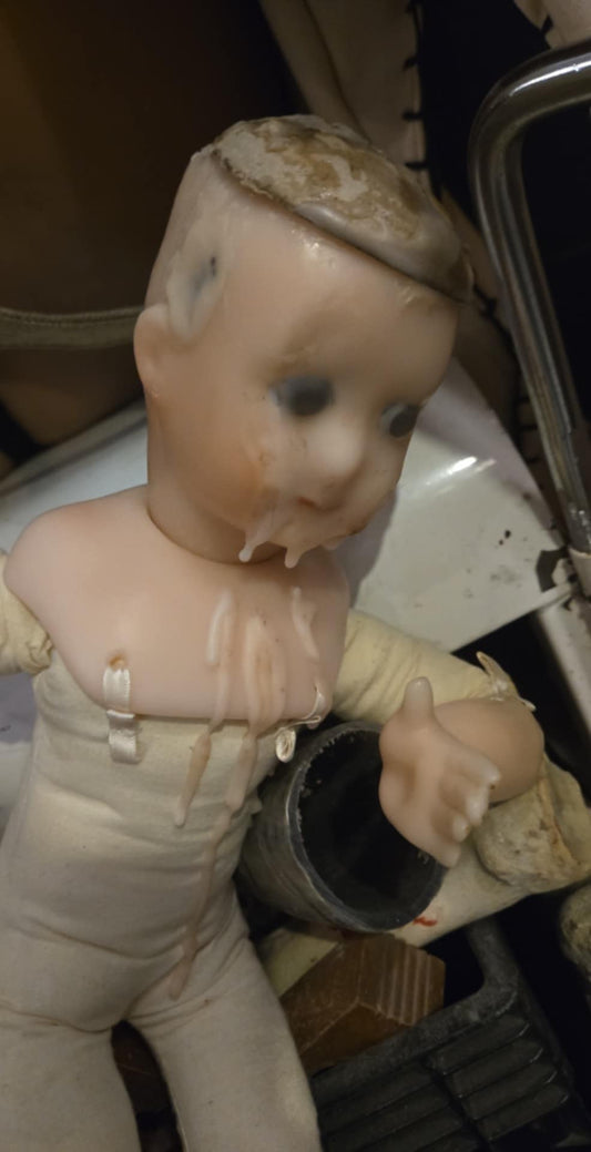 Poupée antique accidentée