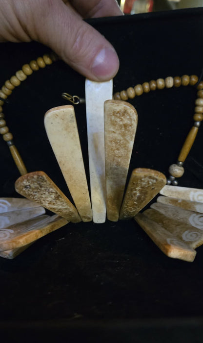 Collier vintage en os sculptés