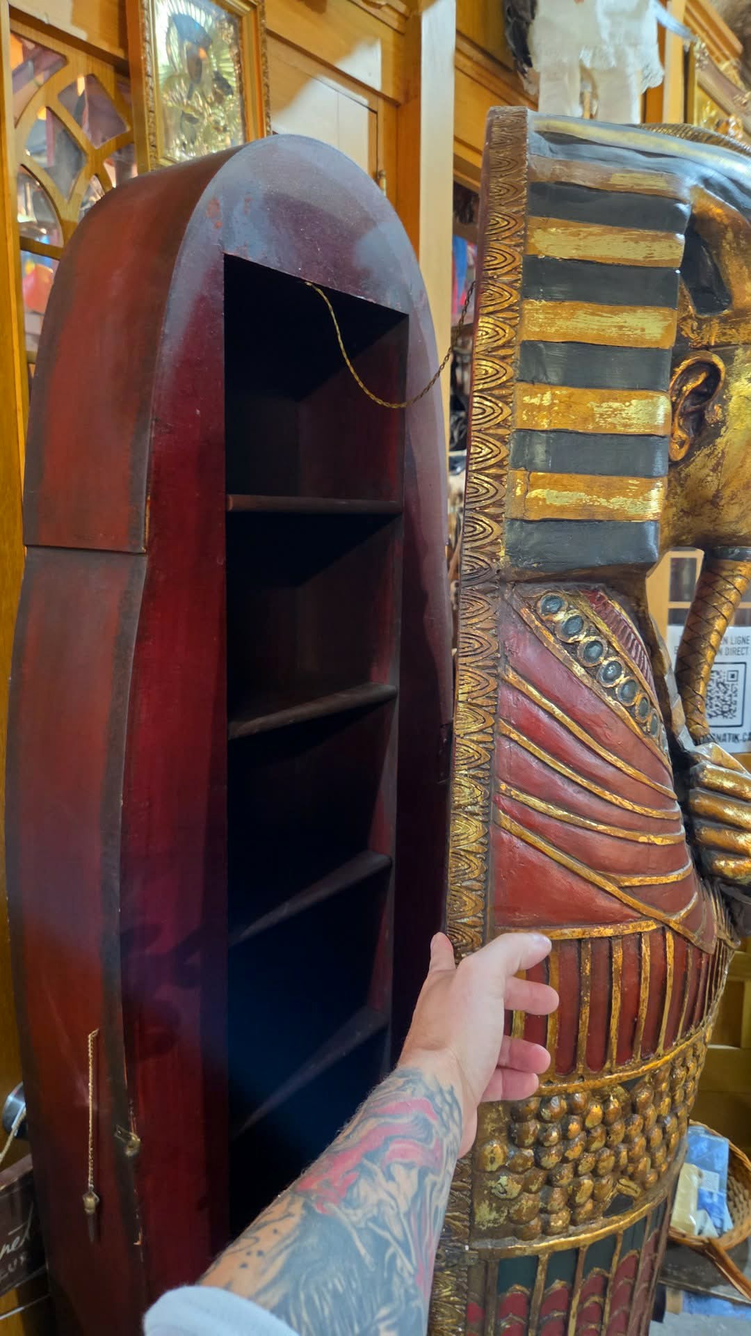 Grande armoire sarcophage pharaon Toutankhamon