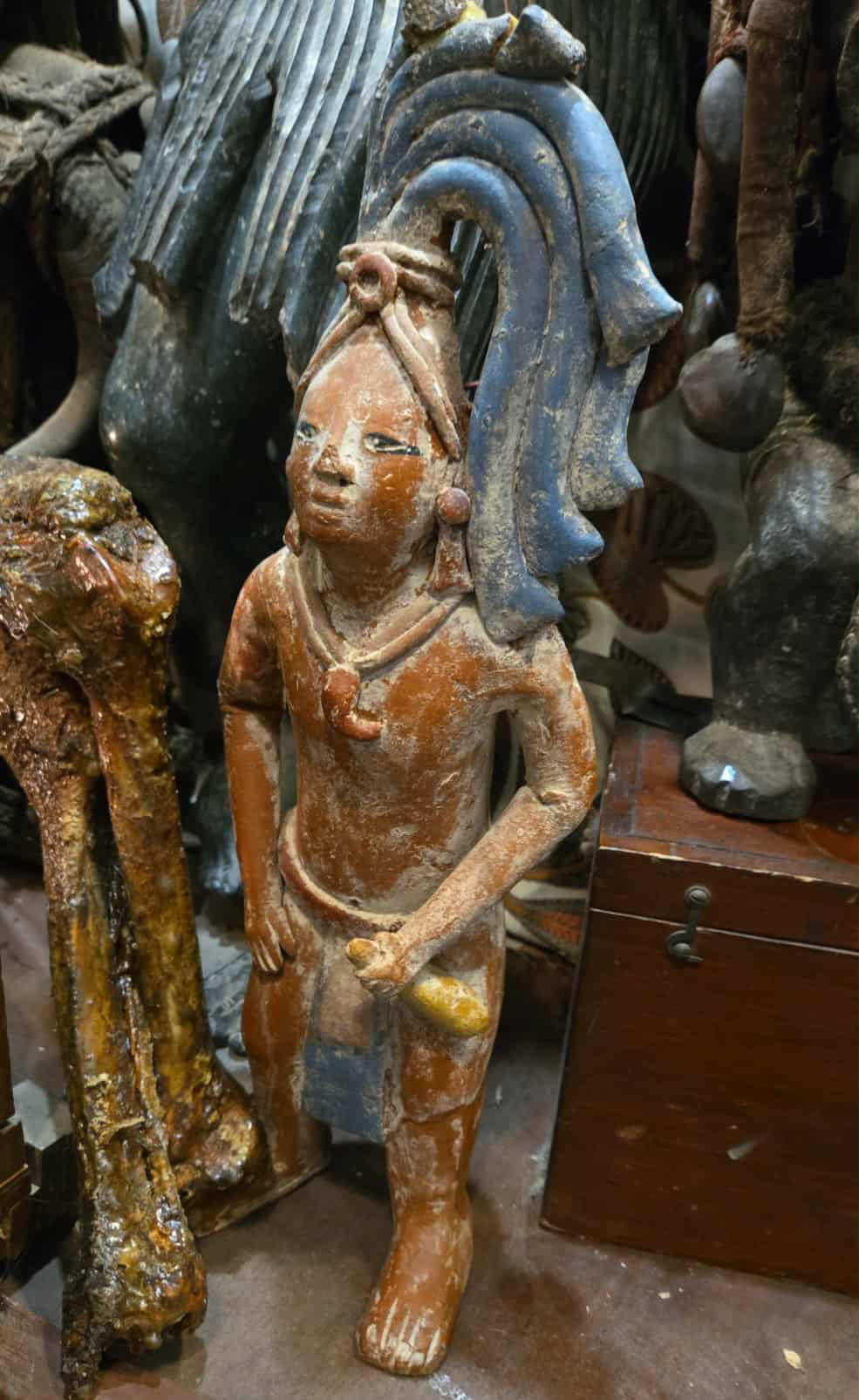 Sculpture aztèque antique en terre cuite du dieu Tlaloc