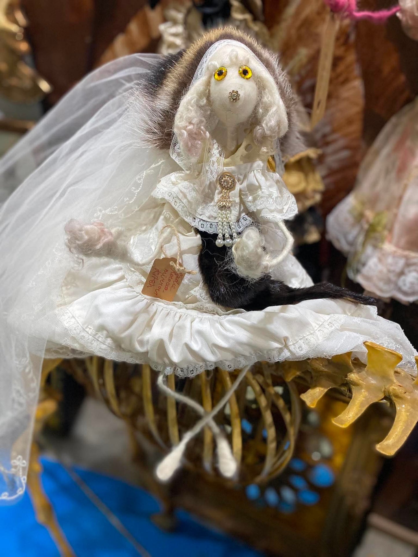 Poupée sculpture créée par l'artiste Ann-Aumalie Sauvage