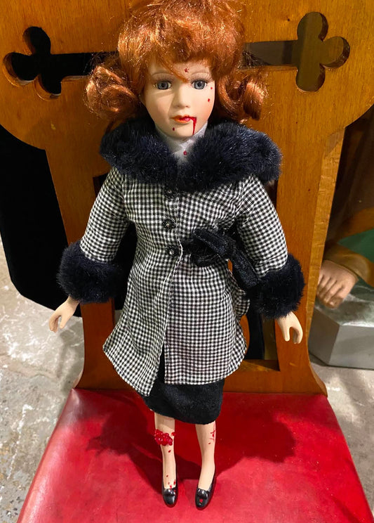 Poupée vintage rehaussée par une artiste