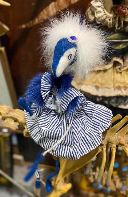 Poupée artisanale par l'artiste Ann-Aumalie Sauvage.